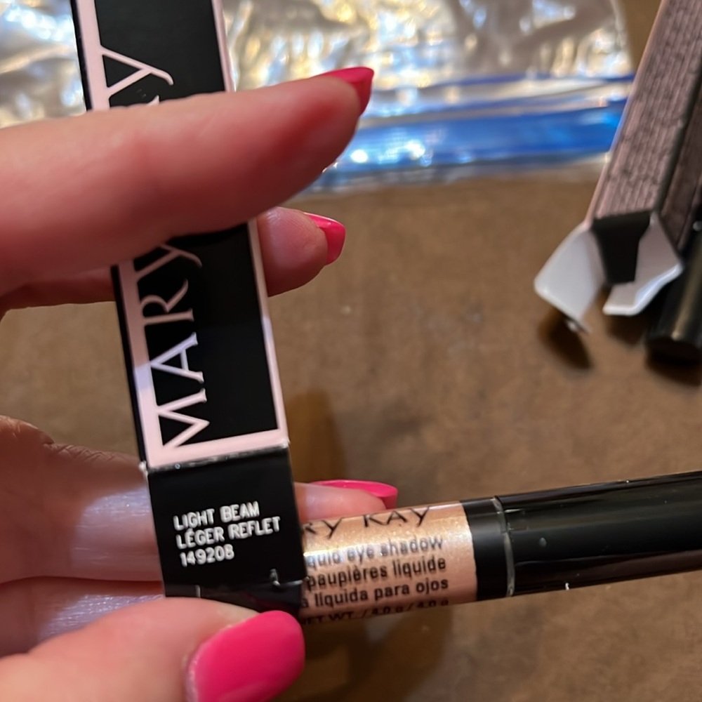 Mary Kay Liquid Eye Shadow-Light Beam - Picture 5 of 6